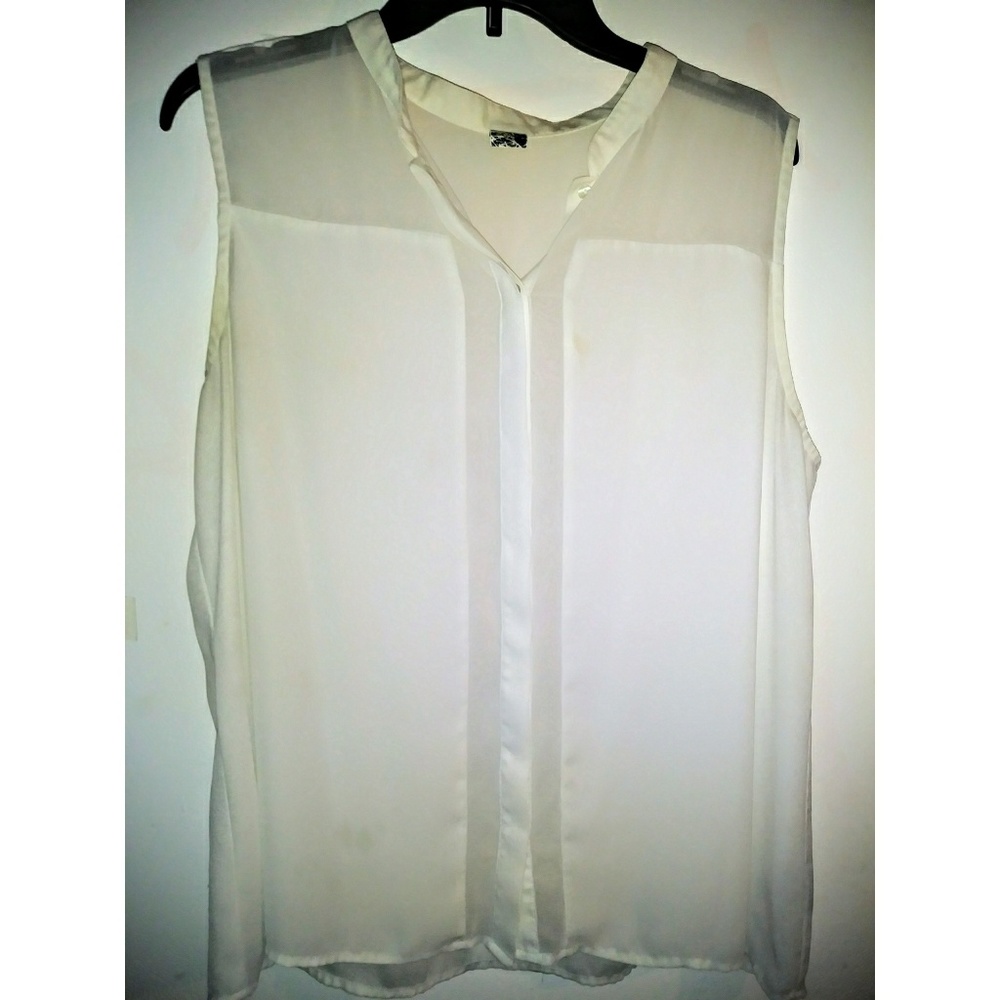 Worthington White Sleeveless Button Down Blouse